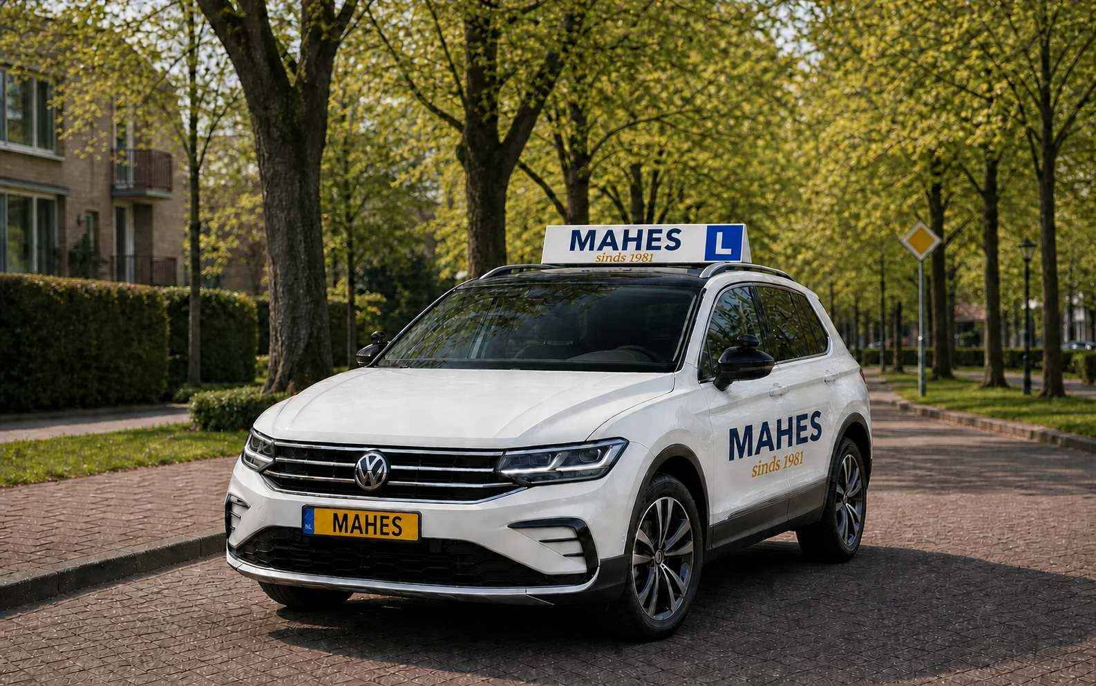 Witte MAHES sinds 1981 lesauto met zwart dak en geel kenteken voor automaatrijles in Amsterdam