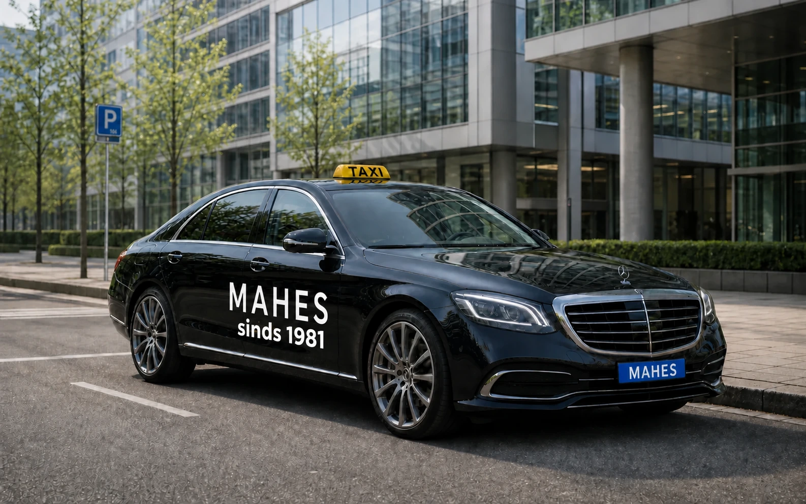 Donkerblauwe Mercedes taxiopleidingsauto met duidelijke branding van MAHES sinds 1981